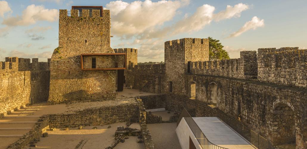 Todas as meninas  que forem sozinhas ao Castelo de Pombal ouvirão um mouro cantar-lhes ao ouvido? - InFátima